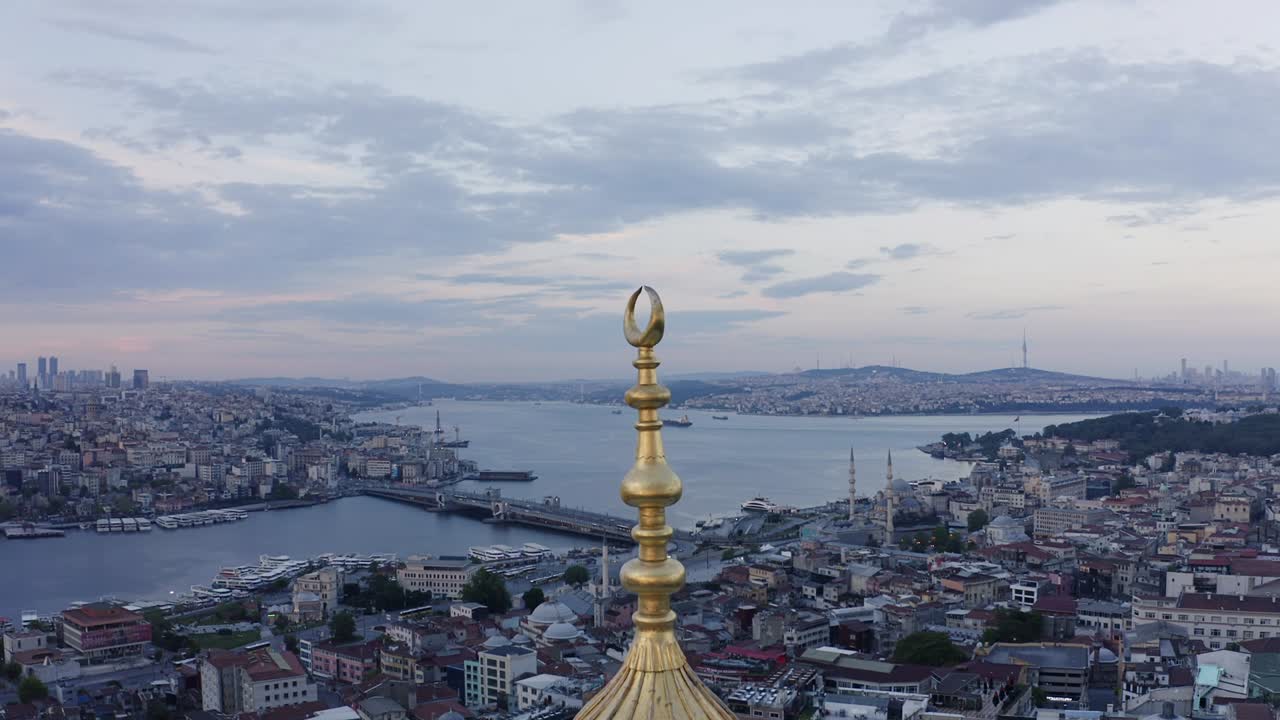 vista aérea de la mezquita de suleymaniye, la cúpula de la media luna y el bósforo de estambul.