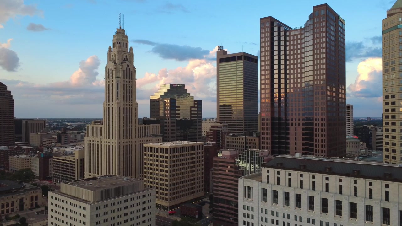 Ripresa con drone dello skyline di Columbus, Ohio, con la LeVeque Tower, l'Ohio Supreme Court Building e la Vern Riffe State Office Tower