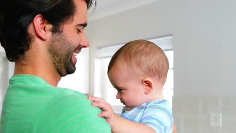 un padre está sosteniendo a su bebé
