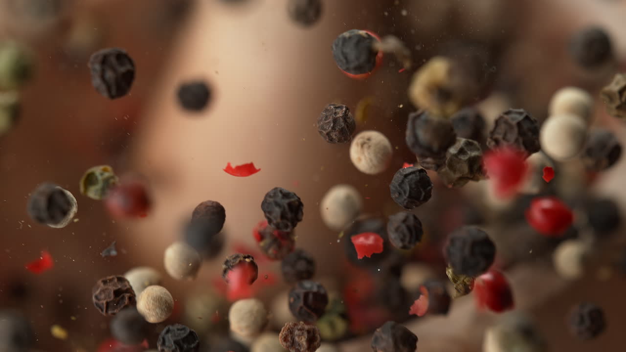 느린 동작과 매크로로 나무 모터에 다채로운 고추의 혼합물을 는 피스텔