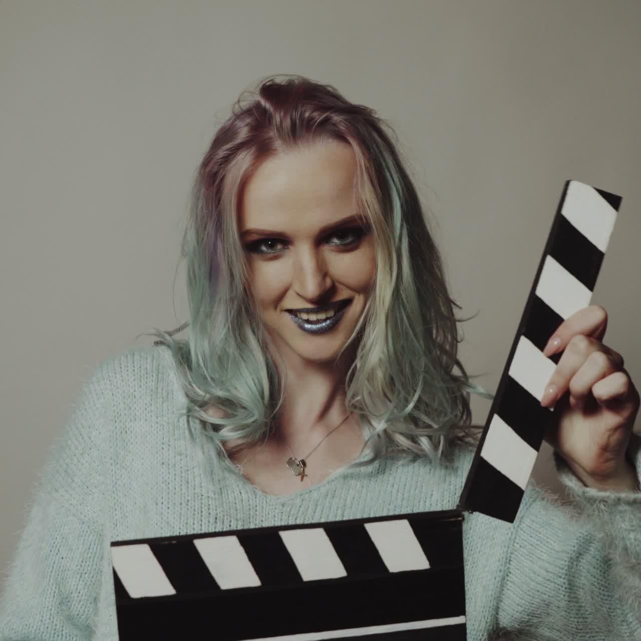 mujer jugando con un clapboard