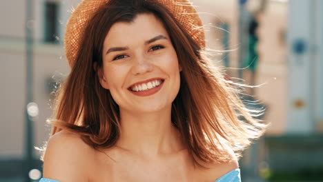 mujer sonriente con un sombrero de paja