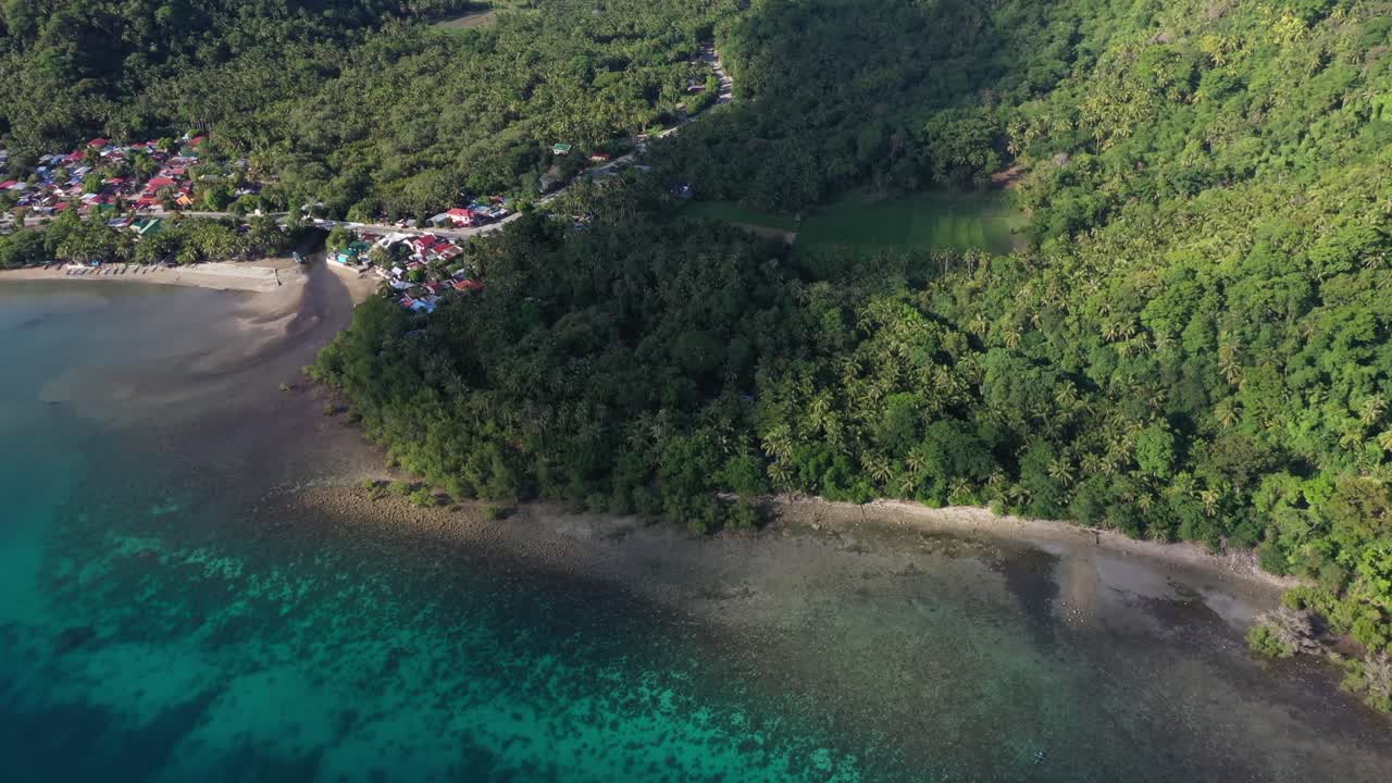 pueblo de pescadores junto al mar con vistas panorámicas al océano y a la montaña en filipinas