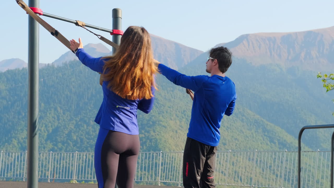 산에서 야외 피트니스 훈련 세션