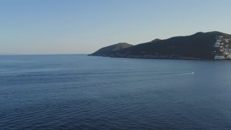 Offenes-Meer-Mit-Bergen-Der-Insel-Ibiza-Im-Hintergrund