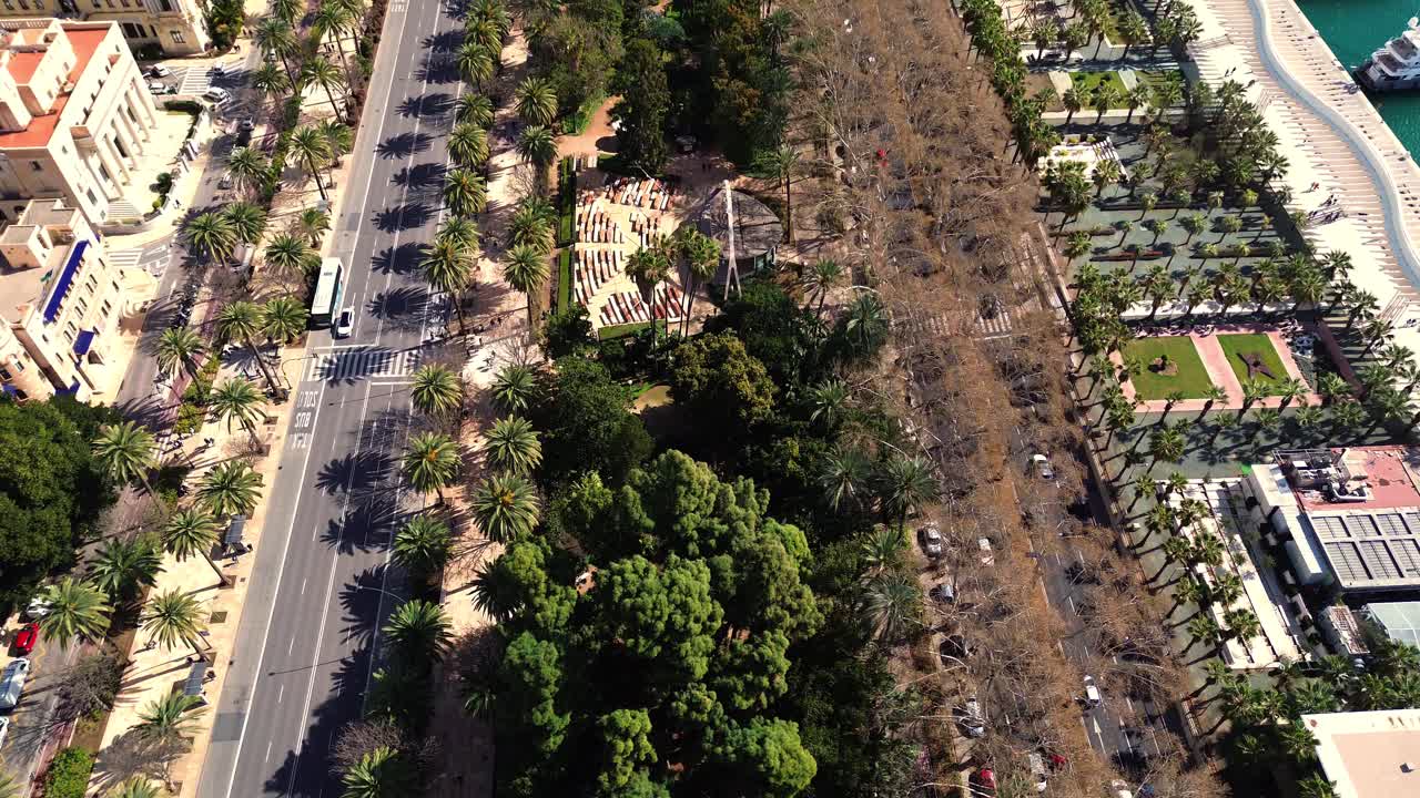 Malaga, Andalusia, Spagna: ripresa drone del paesaggio urbano con strada principale, lungomare e porto turistico.