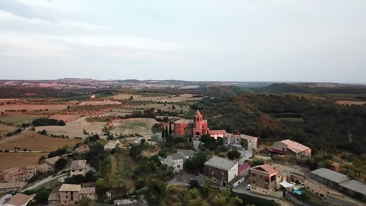 sierra de guara filmada con un avión no tripulado, pequeña ciudad de españa