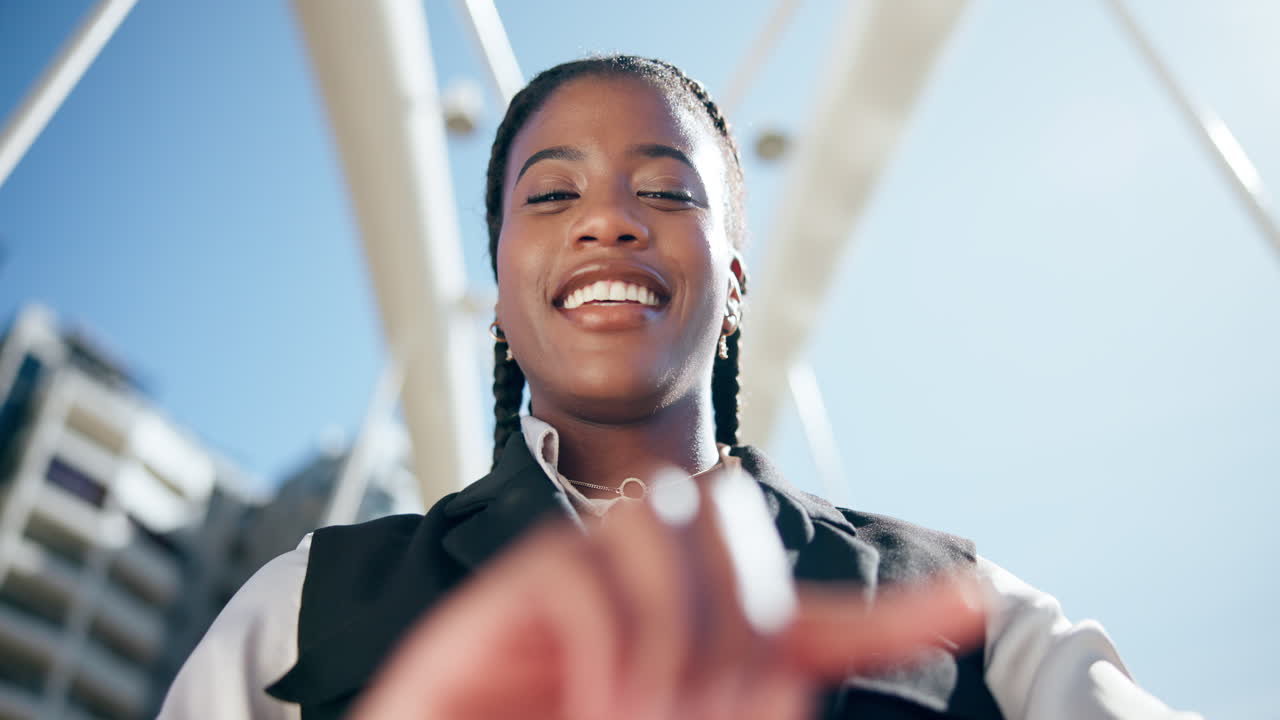 mujer sonriente señalando un puente