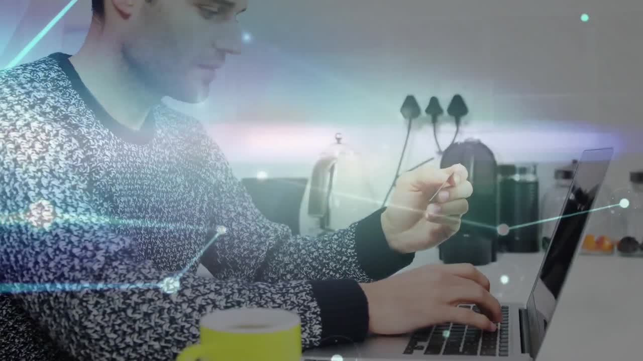 composición digital de la red brillante de conexiones contra el hombre que tiene tarjeta de crédito usando portátil