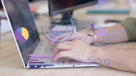 animación de gráficos procesando datos sobre las manos de un hombre caucásico usando una computadora portátil en el escritorio de la oficina