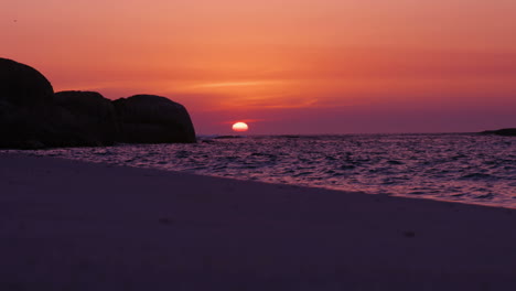 Atardecer-En-Una-Hermosa-Playa