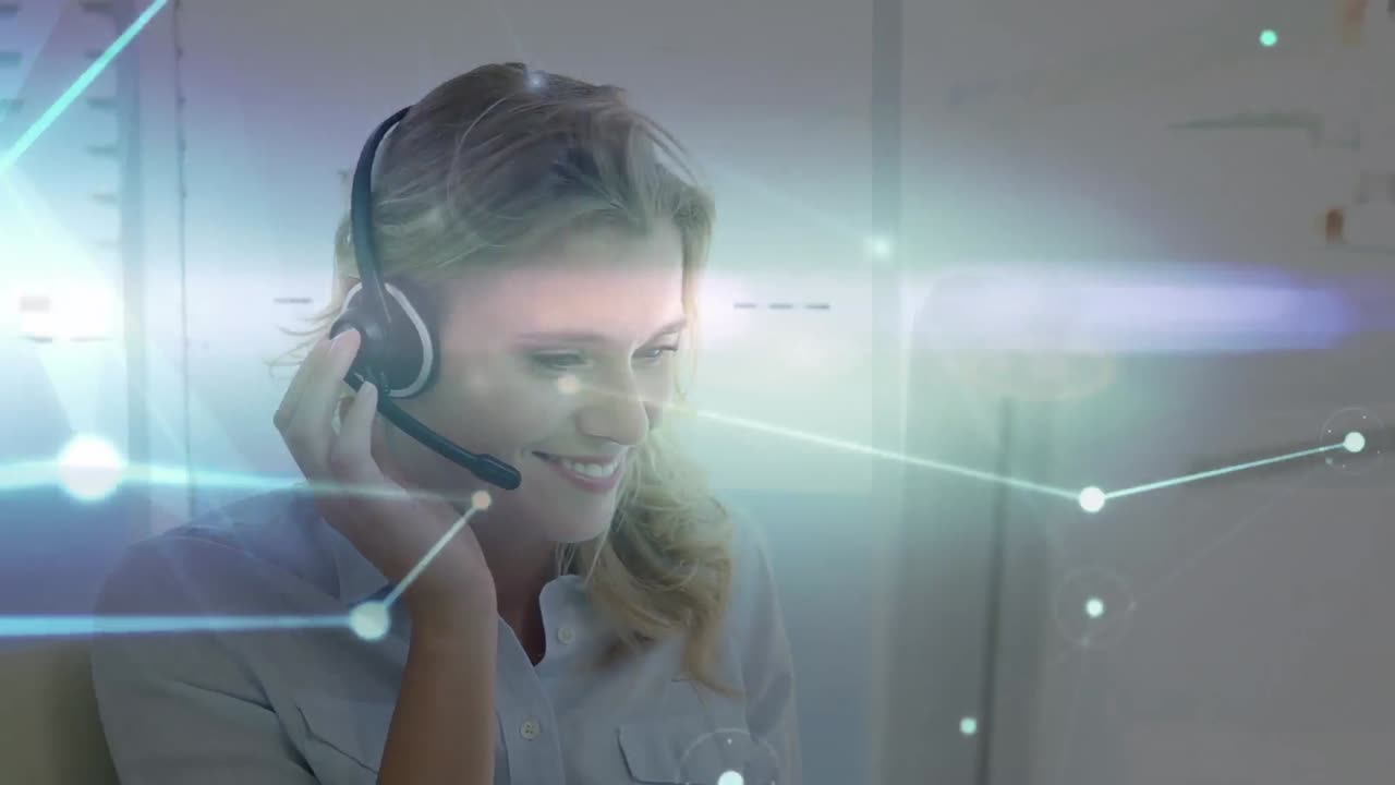 Animazione di una rete di connessioni su una donna d'affari che indossa una cuffia telefonica