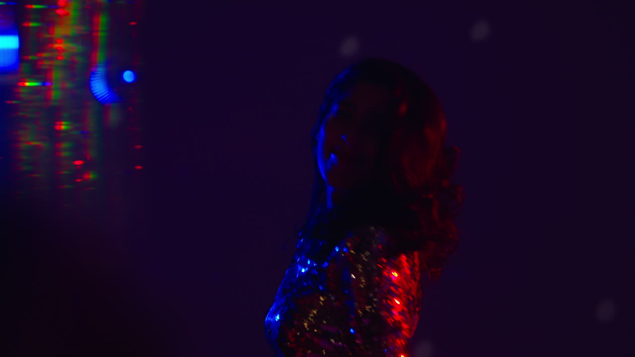 primer plano de una mujer en un bar de discoteca o discoteca bailando y divirtiéndose mirando a la cámara 1