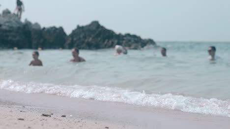 Person-In-Blauen-Shorts-Geht-Am-Strand-Vor-Dem-Endlosen-Ozean-Spazieren