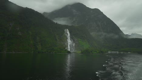 Bowen-Falls-in-dramatic-Milford-Sound-Fiord-of-New-Zealand-during-rainy-weather