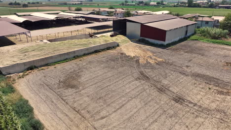 tractores que hacen ensilado para animales de granja