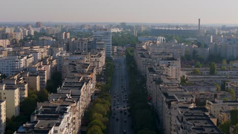 Vista-Aérea-Del-Bulevar-Decebal-En-Rumania-Rodeado-Por-El-Paisaje-Urbano-De-Bucarest.