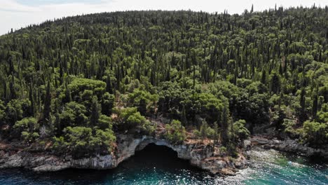 Boat-Sailing-At-The-Edge-Of-Foki-Beach-In-Kefalonia-Greece---Aerial-shot