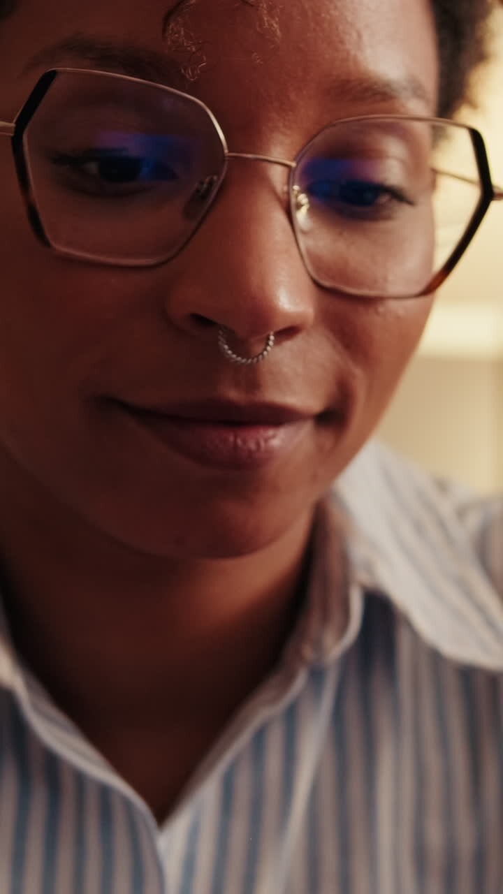 mujer trabajando desde casa en la computadora portátil