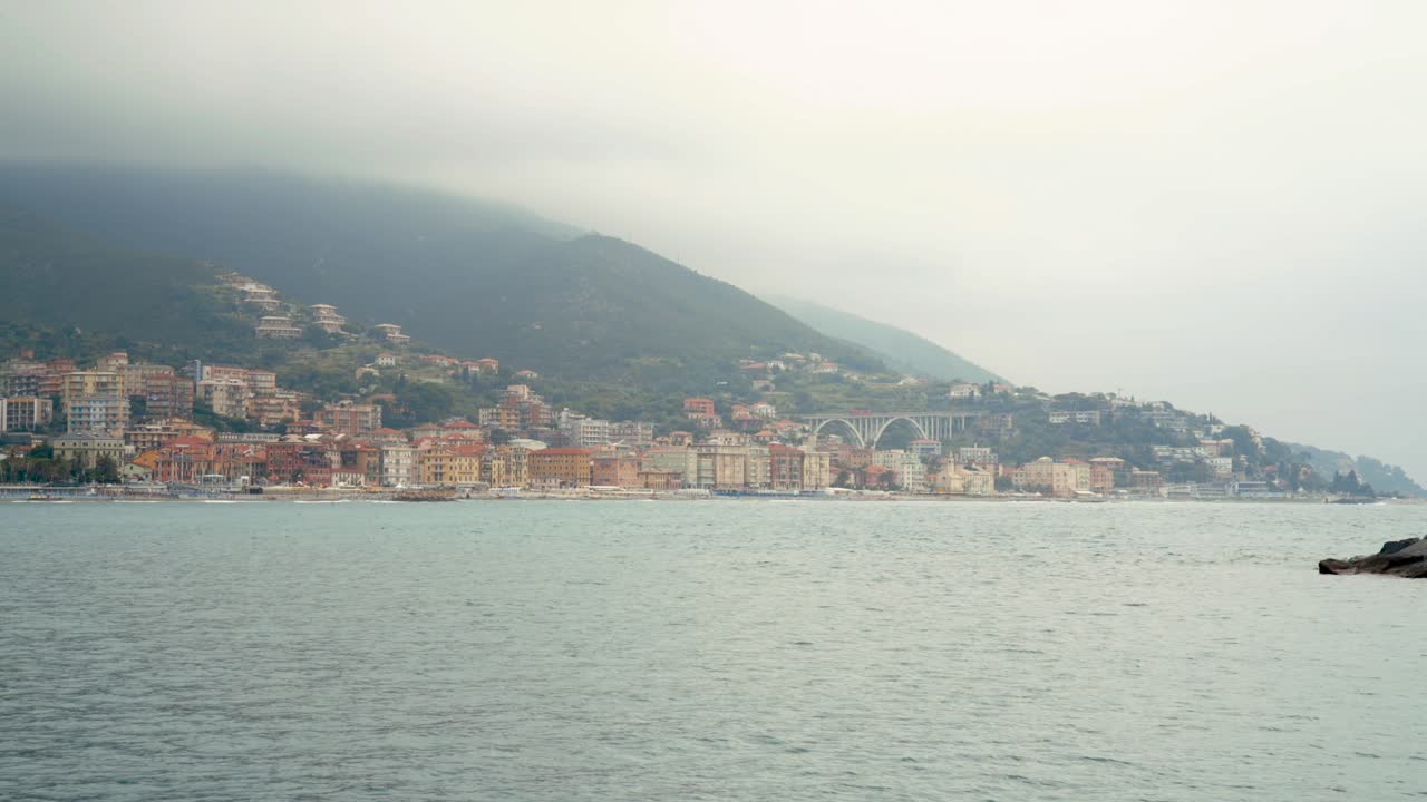 Panorama del porto di Varazze in una giornata nuvolosa, Sfondo: città di Varazze, Liguria, Italia