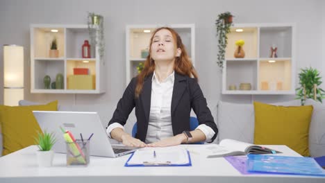 Mujer-Trabajadora-De-Oficina-En-Casa-Trabajando-Con-Concentración.