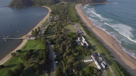 Antena-Sobre-North-Palm-Beach-Cerca-De-Station-Beach-En-Nueva-Gales-Del-Sur,-Australia