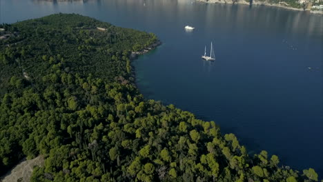 Luftaufnahmen-Der-Altstadt-Von-Dubrovnik-Von-Der-Insel-Lokrum