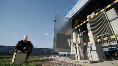 ejecución de trabajos de medición eléctrica en el transformador de potencia