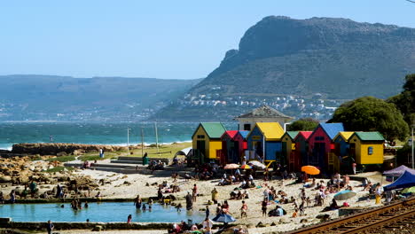 Bunte-Badekästen-Im-Viktorianischen-Stil-Am-Gezeitenbecken,-St.-James-Beach,-Muizenberg