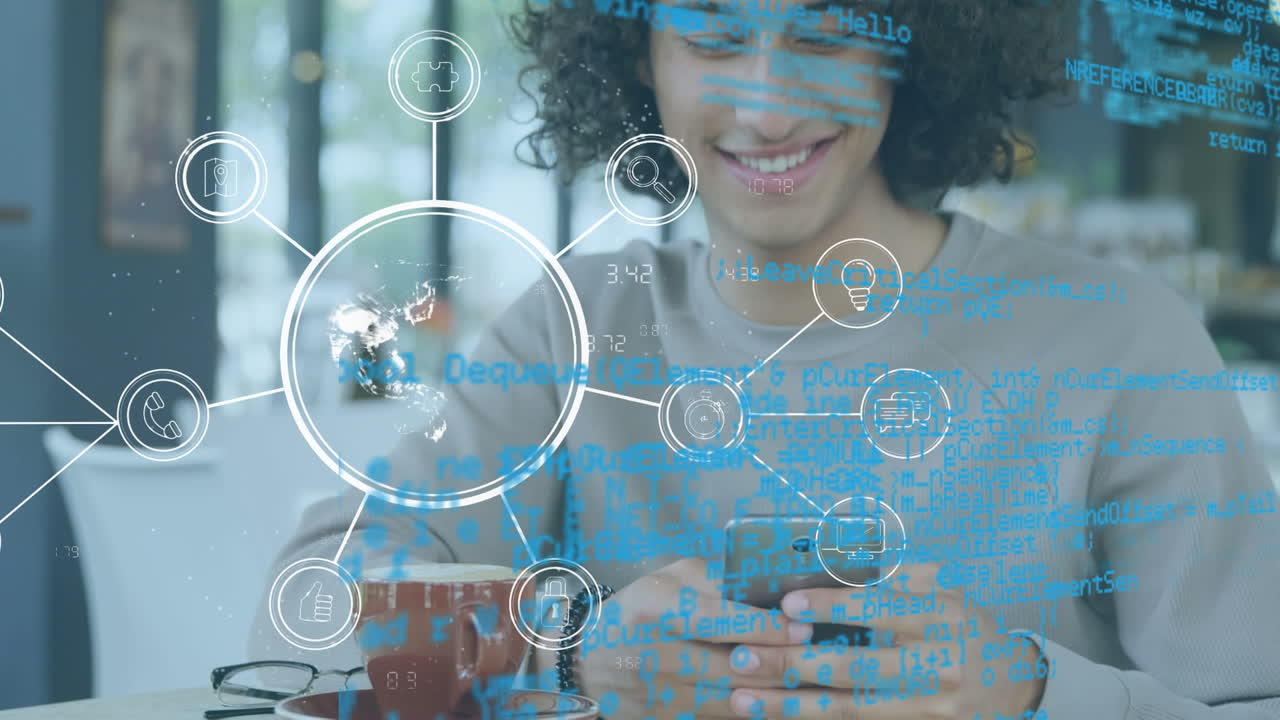 animación del globo y procesamiento de datos sobre un hombre biracial sonriente usando un teléfono inteligente