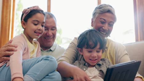 Tableta,-Abuelos-Y-Niños-En-El-Sofá