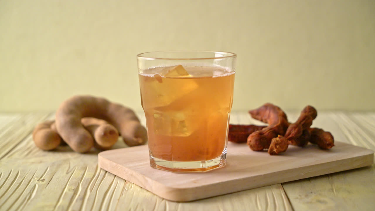 맛있는 달콤한 음료 타마린드 주스와 아이스 큐브 - 건강 음료 스타일