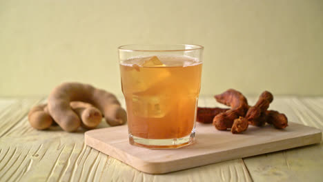 deliciosa bebida dulce jugo de tamarindo y cubo de hielo - estilo de bebida saludable