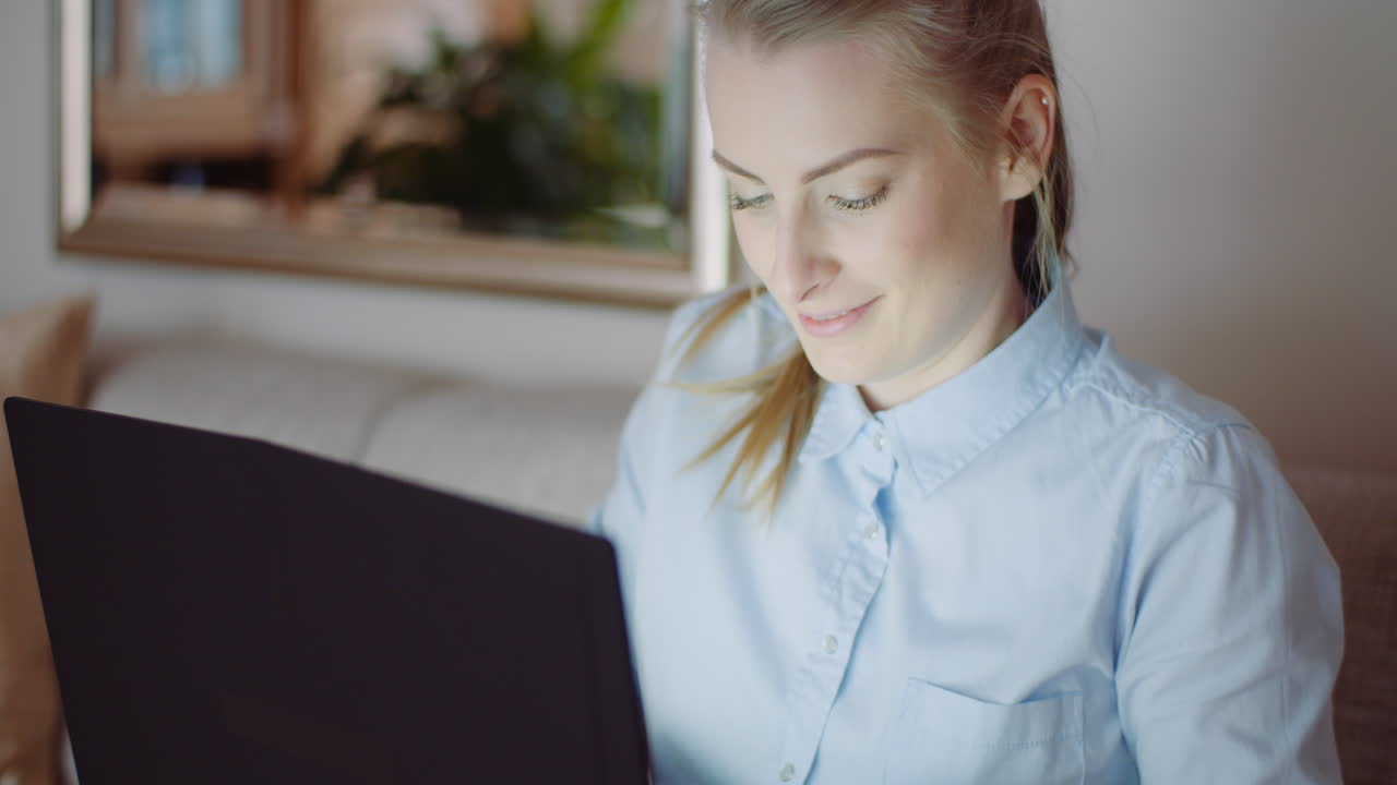 컴퓨터 키보드 12에 입력하는 집 사무실 사업가에서 노트북에서 일하는 웃는 여자