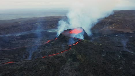 lava en el cráter del volcán fagradalsfjall en reykjanes, sur de islandia