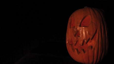 Alto-Jack-O-Linterna-En-ángulo-Con-Luz-De-Calabaza-Parpadeante-Halloween-Enmarcado-A-La-Derecha