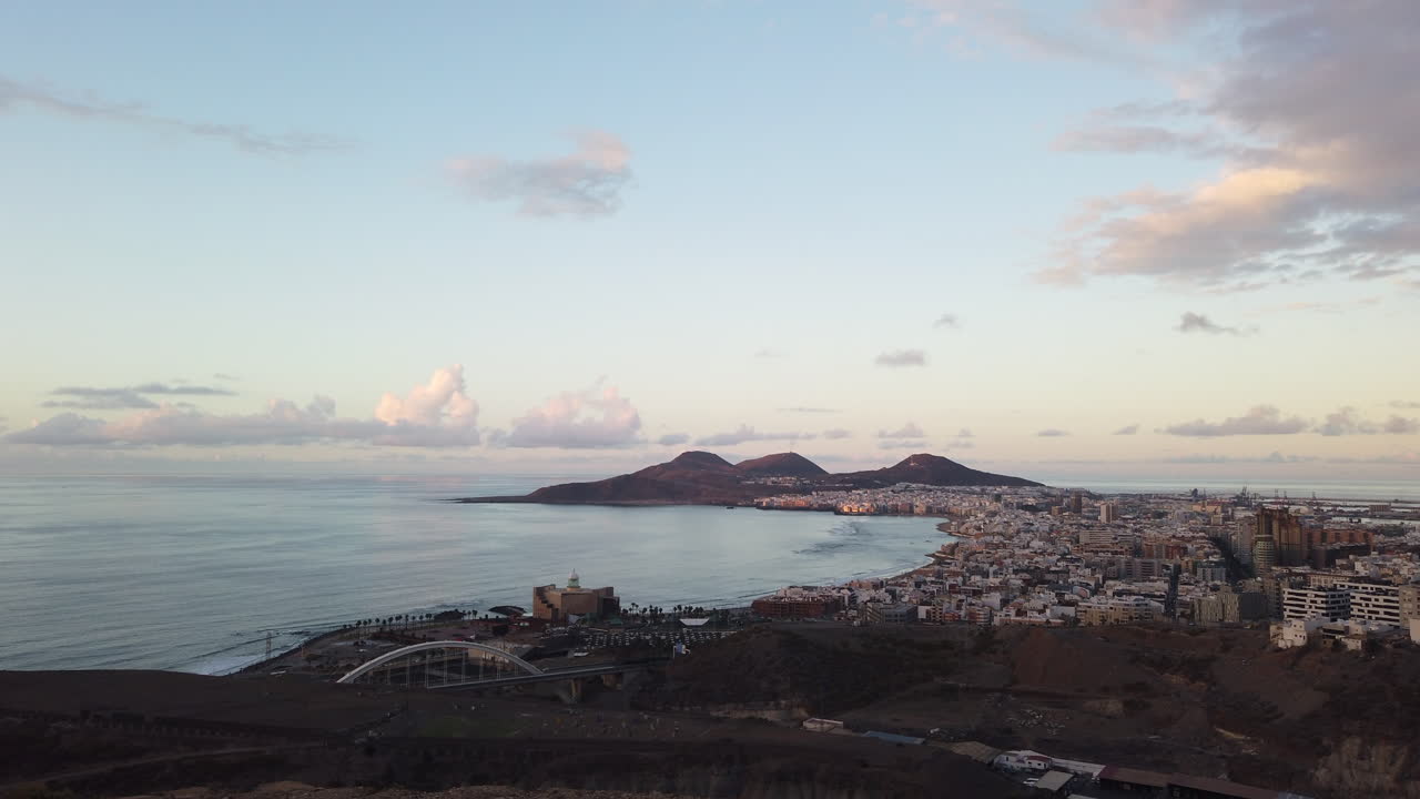 vista panorámica de la ciudad de las palmas y donde se puede ver la playa de las canteras y el auditorio alfredo kraus