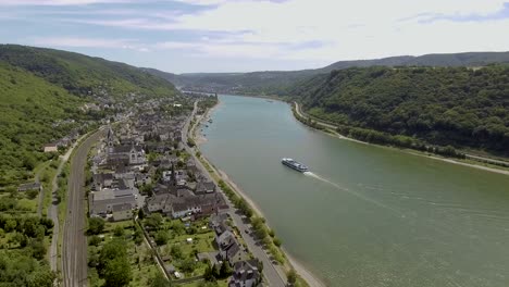 Timelapse-De-Un-Barco-En-Un-Río