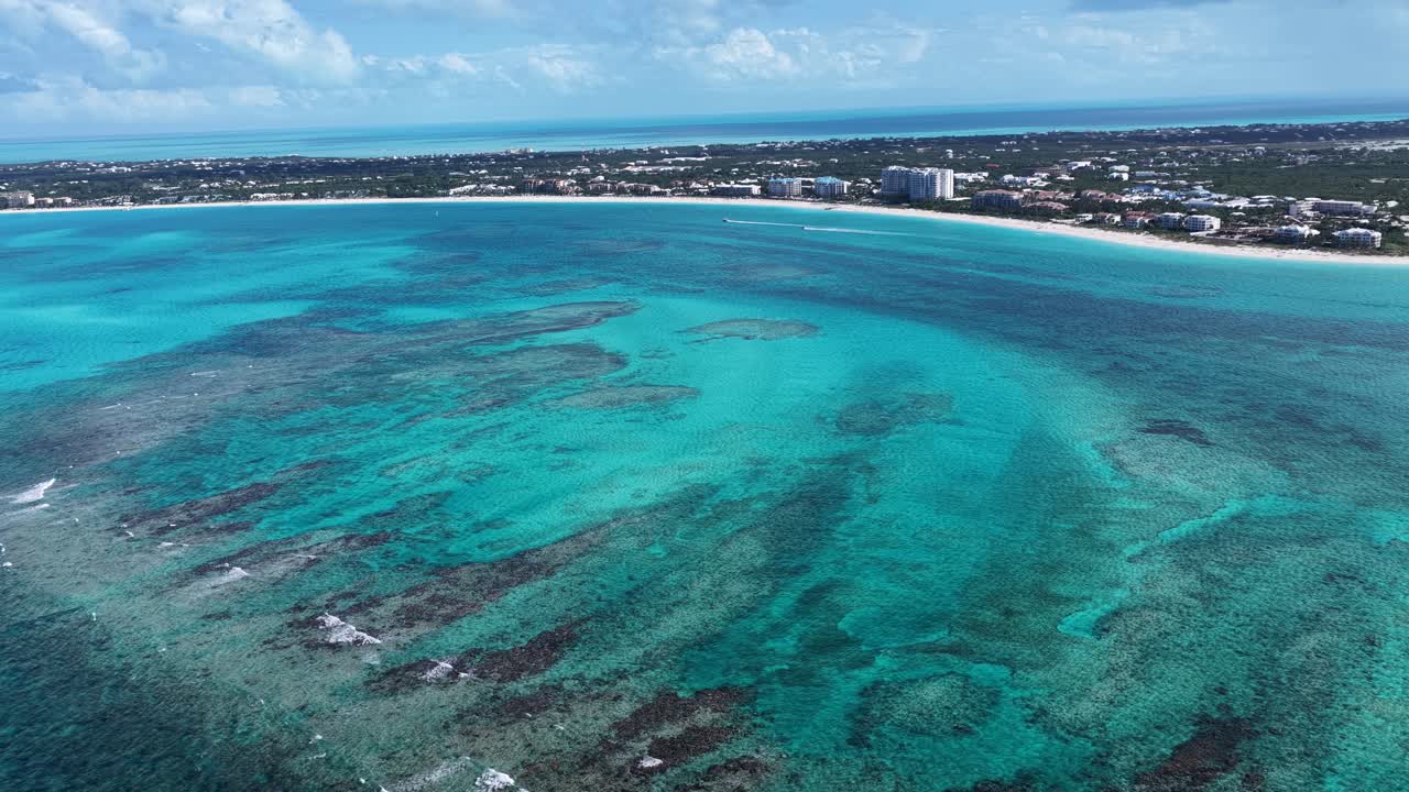 Grace Bay Beach in Providenciales im Überseegebiet Turks- und Caicosinseln. Karibischer Strand. Tropische Landschaft. Atemberaubende Hochhäuser. Grace Bay Beach auf den Turks- und Caicosinseln