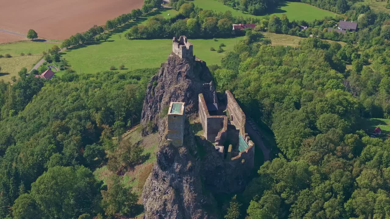 Inquadratura aerea del Castello di Trosky che si fonde con la selvaggia natura ceca