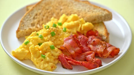 Rührei-Mit-Geröstetem-Brot-Und-Speck-Zum-Frühstück