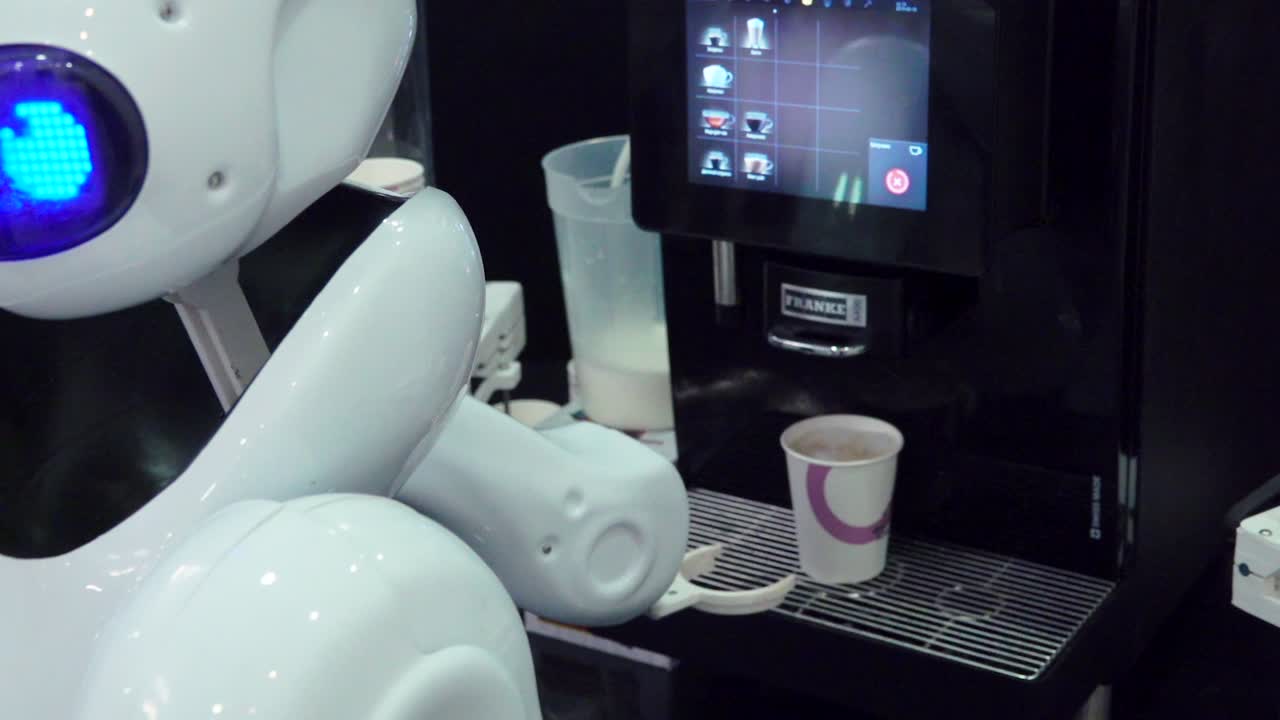 un robot que sirve café