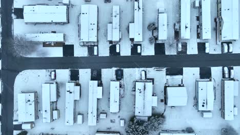 casas móviles cubiertas de nieve durante la tormenta de nieve de invierno