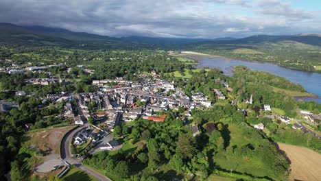 Kenmare-County-Kerry-Irland-Luftaufnahme-Mit-Hoher-Schwenkdrohne