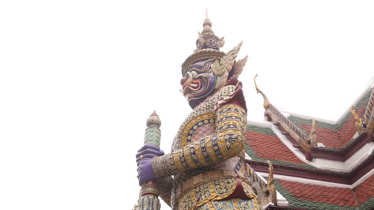 Statua di una divinità buddista thailandese in un complesso di templi nella città vecchia di Rattanakosin a Bangkok, Thailandia.