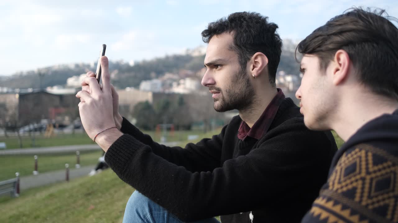 hombres posando con el teléfono