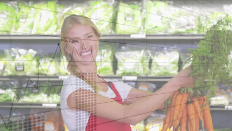 animación de procesamiento de datos sobre feliz mujer caucásica verdulera con zanahorias frescas en la tienda