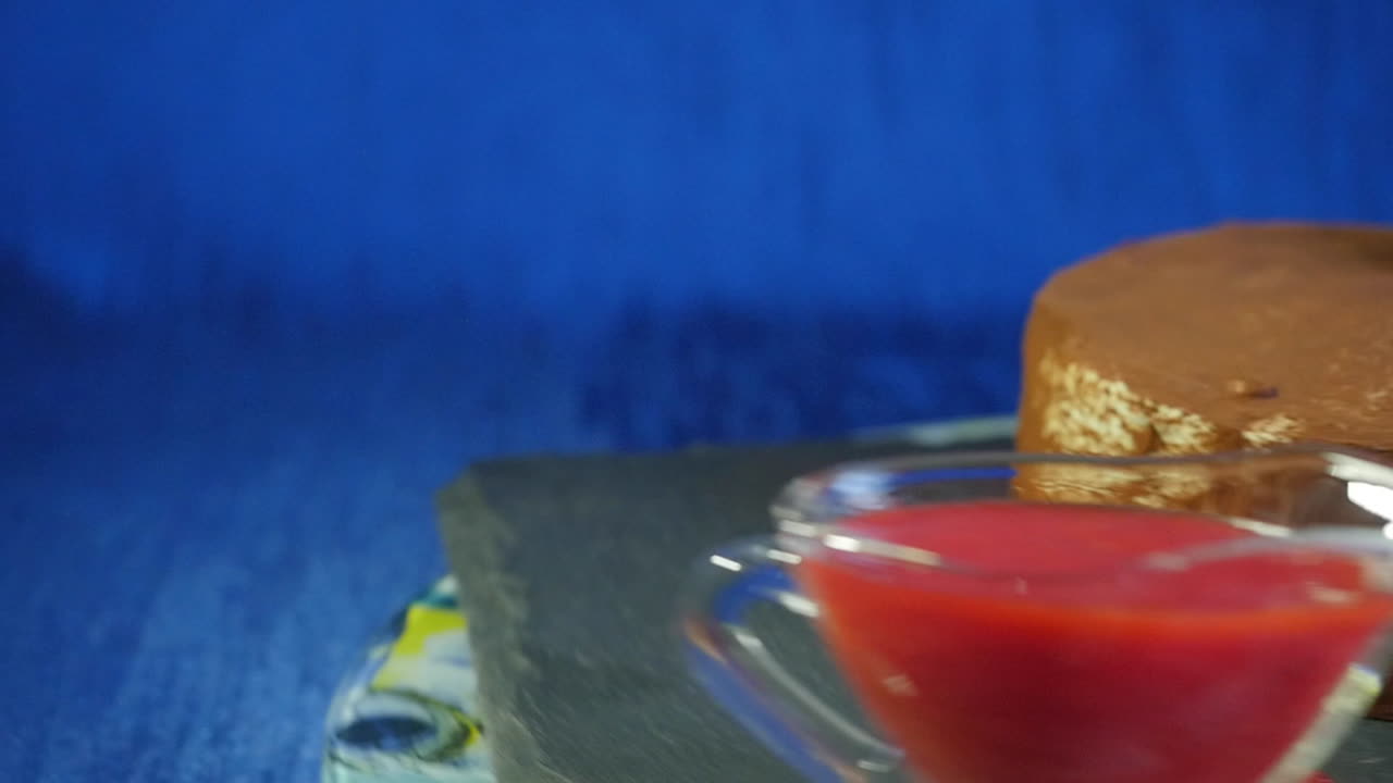 pastel de chocolate con salsa de fresa