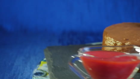 pastel de chocolate con salsa de fresa