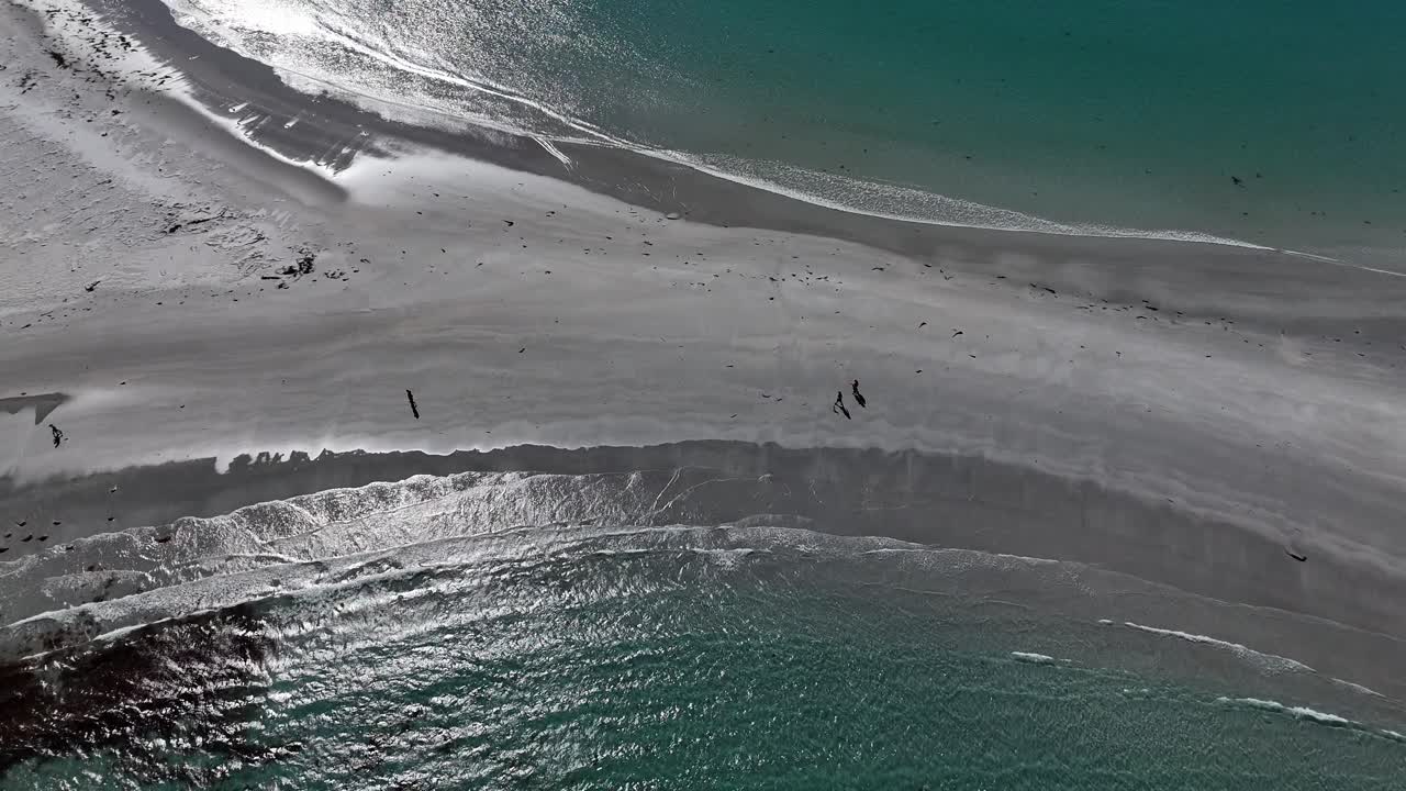 Slow motion 4K30: Vista panoramica della spiaggia con drone, splendida costa australiana